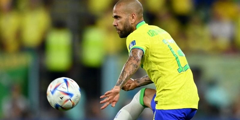 Dani Alves là cái tên không thể thiếu trong số hậu vệ phải tài năng nhất